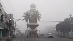 वीरगन्जस्थित घण्टाघर क्षेत्रमा हुस्सु लागेको बेला खाली सडकमा सुरक्षाकर्मीहरूर एउटा एम्बुलेन्स