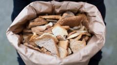 Restos de pão em uma cesta