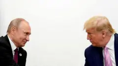 Trump e Putin se olhando em encontro