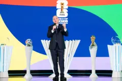 رئيس الاتحاد الدولي لكرة القدم (فيفا) جياني إنفانتينو، يتحدث خلال قرعة الملحق المؤهل إلى كأس العالم 2026 في مقر الاتحاد الدولي في زيوريخ في سويسرا في 20 نوفمبر/تشرين الثاني 2025