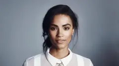 Sinead Bovell, una mujer de pelo negro vistiendo una camisa blanca