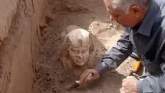 Penemuan patung sphinx yang tersenyum di Mesir