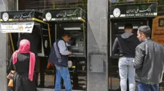 ایرانیان از یک دستگاه خودپرداز در شعبه بانک ملی ایران در تهران، پایتخت، پول برداشت می‌کنند. 