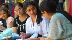 பொதுத் தேர்வுகளுக்குப் படிப்பதோடு பொதுப் பல்கலைக்கழக நுழைவுத் தேர்வுக்கும் எவ்வாறு தயாராவது?