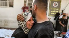 سيدة تبكي أمام الإدارة العامة للطب الشرعي الجنائي.