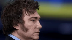 Milei de lado olhando para um ponto fixo