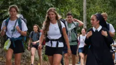 Un grupo de chicos y chicas junto a una religiosa de Schoenstatt hacen el camino de Santiago, en España.