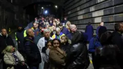 ከ20 ሺህ በላይ ሰዎች 1.6 ኪሎ ሜትር ያለው ሰልፍ ተሰልፈው ሲጠባበቁ አምሽተዋል