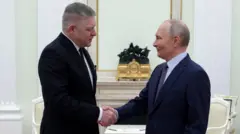 Словацький прем'єр Роберт Фіцо тисне руку Путін у в Москві