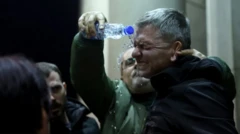 Protestocuların suratına su atılıyor