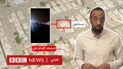 صحفي في بي بي سي إلى جانب خريطة