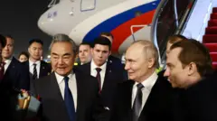 Vladimir Putin llega a China y es recibido por el canciller chino y otras autoridades