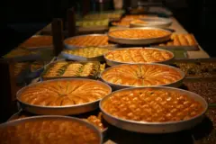 Bu hafta kutlanacak Ramazan Bayramı’nın en meşhur geleneklerinden biri tatlı tüketimi, tatlıların başında da baklava geliyor. Türkiye’nin dört bir yanında baklavacılar talebi karşılayabilmek fazla mesai yaparak çalışıyor, kimi baklavacılar çift mesaili çalışmaya geçti. Ancak yükselen gıda fiyatları talep konusunda soru işaretleri yaratıyor.