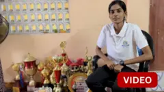 உலகக் கோப்பை கேரம்: ஆட்டோ ஓட்டுநரின் மகள் இந்தியாவுக்காக தங்கம் வென்றது எப்படி? 