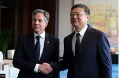 بلينكن يصافح سكرتير الحزب الشيوعي في شنغهاي تشين جيننغ 