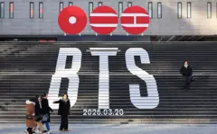서울 종로구 세종문화회관 계단에 방탄소년단(BTS)의 정규 5집 컴백을 알리는 홍보물이 설치되어 있다.