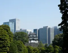 Palácio Imperial, uma construção tradicional japonesa, entre prédios mais modernos