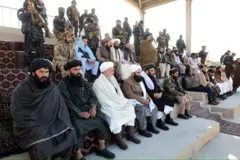 د طالبانو یو شمېر مشران خوا په خوا ناست دي.