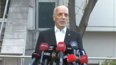 Asgari ücretin 8 bin TL olarak açıklanmasıyla ilgili tartışmalar sürüyor. Çalışma ve Sosyal Güvenlik Bakanı Vedat Bilgin’in asgari ücretin 8 bin TL olmasını sendikaların istediğine yönelik iddiasına TÜRK-İŞ’ten, “O sendika biz değiliz” yanıtı geldi.