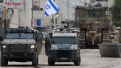 Véhicules blindés israéliens et engins de terrassement