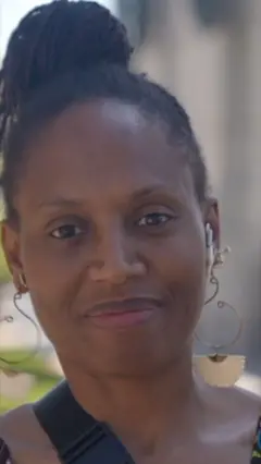 කොණ්ඩය ඉහළට කර බැඳගෙන, එල්ලෙන කරාබු ගෙන සිතන කාන්තාවකගේ මුහුණ පෙනේ.