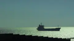 Танкер стоїть у морі 