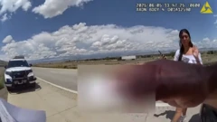 Imagem produzida pela câmera corporal do agente Zwinck mostra o momento em que Caroline deixa seu veículo, para companhá-lo até a viatura