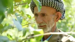 القصف التركي يجبر سكان قرية ديمكا على النزوح بينما يصر عرب عسلان على البقاء