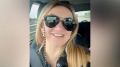 Azarnykh sonriéndole a la cámara