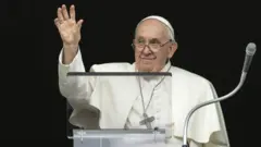 Papa Francis amaze ibyumweru birenga bitanu arwaye umusonga w'ibihaha byombi