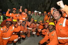 रेस्क्यू कार्य में लगी एनडीआरएफ़ की टीम