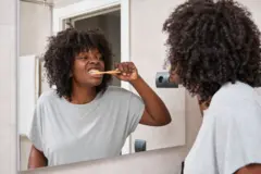 Femme qui se brosse les dents