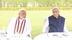 लालकृष्ण आडवाणी के साथ पीएम मोदी 