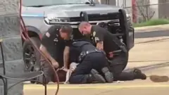 Aba bapolisi bagaragaye muri video yafashwe n'umugore warimo ababuza gukubita uyu muntu