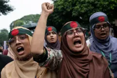 बाङ्ग्लादेशमा नाराबाजी गर्दै महिला आन्दोलनकारीहरू