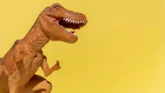 Dinosaurio de plástico