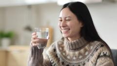 ਸਰਦੀਆਂ ਵਿੱਚ ਘੱਟ ਪਾਣੀ ਪੀਣਾ ਕਿਉਂ ਹੋ ਸਕਦਾ ਹੈ 'ਬਹੁਤ ਖ਼ਤਰਨਾਕ', ਕਿਹੜੇ ਲੋਕਾਂ ਨੂੰ ਵੱਧ ਧਿਆਨ ਰੱਖਣ ਦੀ ਲੋੜ ਹੈ?