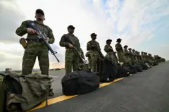 Soldados equatorianos em fila