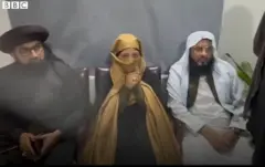 Uyu mugore yahatswe kwicwa kubera ikanzu iriko inyandiko z'icarabu