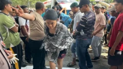 ကယ်ဆယ်ရေးလုပ်ဆောင်နေမှု 