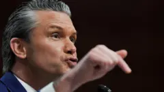 O secretário de Defesa dos EUA, Pete Hegseth, fala durante uma audiência no Congresso