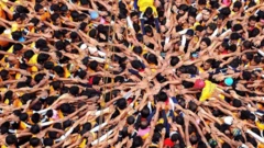 نمایی از بالا جمعیتی فشرده بهم را نشان می‌دهد