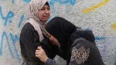 Mulheres palestinas choram durante o funeral de pessoas que morreram em ataques israelenses apesar do cessar-fogo na Faixa de Gaza
