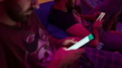 ب﻿رخی کمپانی‌های آمریکایی مانند واتس‌اپ متهم شده‌اند که دسترسی برخی شهروندان ایرانی را محدود کرده‌اند، اما واتس‌اپ این اتهام را رد کرد