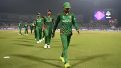 ইডেনে পাকিস্তানের বিরুদ্ধে হারের পর মাঠ ছেড়ে বেরোচ্ছে বাংলাদেশ দল