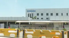 சாம்சங் இந்தியா நிறுவனத்துக்கு எதிராக தொழிலாளர்கள்