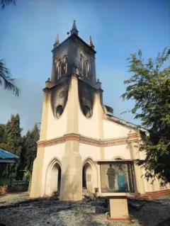 ချမ်းသာရွာက နှစ်သက်တမ်း ၁၂၉နှစ်ကျော် ကက်သလစ်ဘုရားကျောင်းမီးရှို့ခံထားရတဲ့ အခြေအနေ။ 