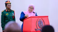 Perezida Samia Suluhu n'umurinzi we inyuma ye