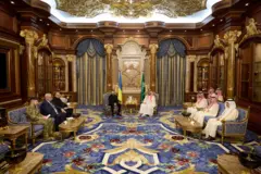 O presidente da Ucrânia, Volodymyr Zelensky, vestido de preto, ao lado do príncipe herdeiro da Arábia Saudita, Mohammed bin Salman Al Saud