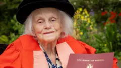 Rosemary Fowler com seu títulobetano passo a passodoutorado honorário da Universidadebetano passo a passoBristol